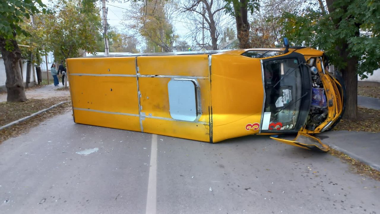 В Крыму грузовик врезался в пассажирский автобус, есть пострадавшие