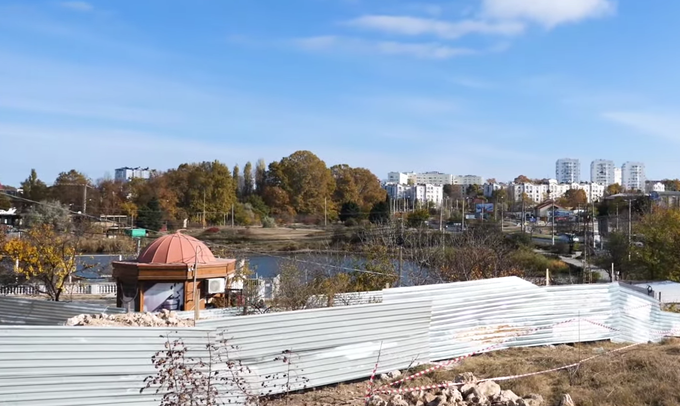 «Наглецам закон не писан»: в Севастополе на месте общественной зоны строят торговый центр?