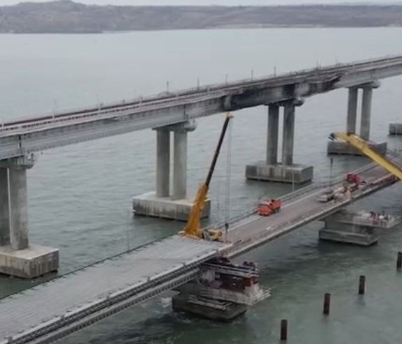 Хуснуллин сообщил о завершении установки двух пролетов на Крымском мосту