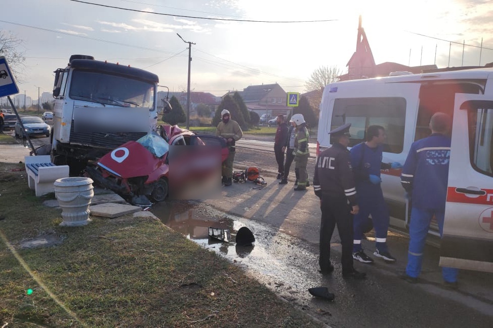 В Евпатории водитель легковушки погиб после столкновения с грузовиком