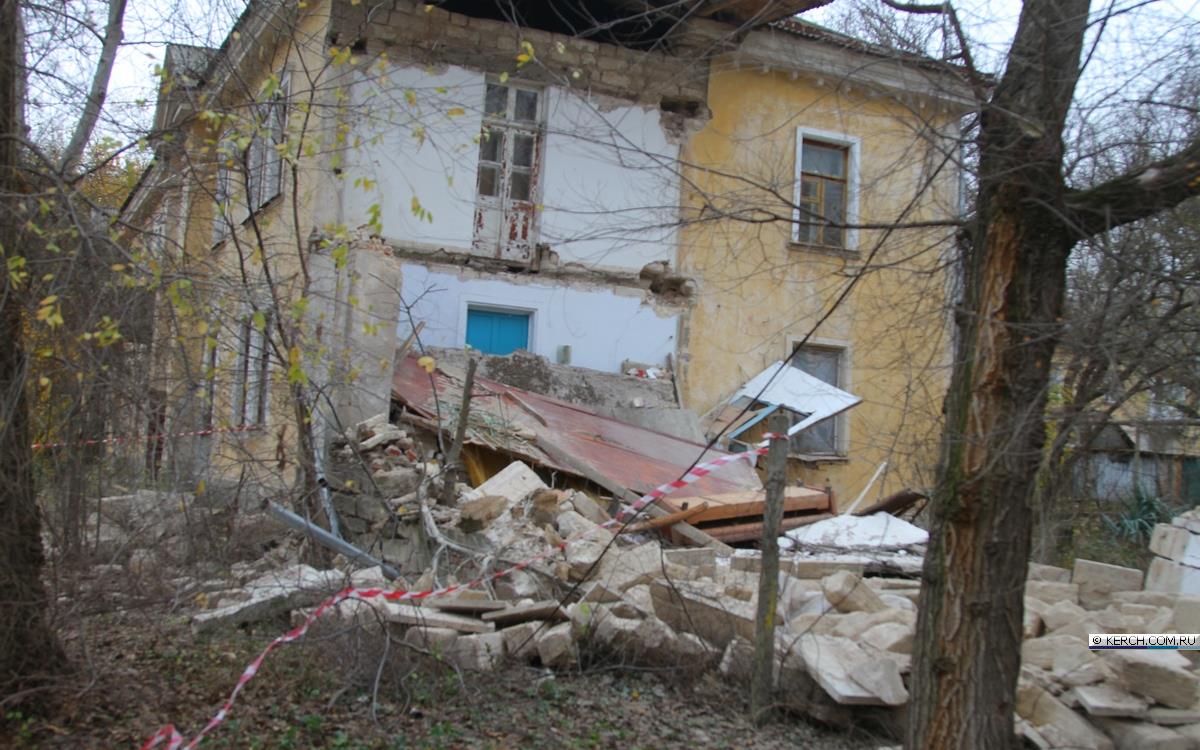 Следком начал проверку после обрушения части жилого дома в Керчи