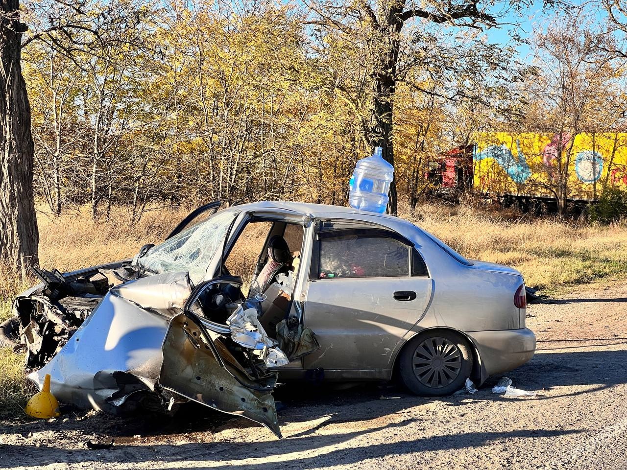 На севере Крыма водитель легковушки пострадал после столкновения с грузовым тягачом