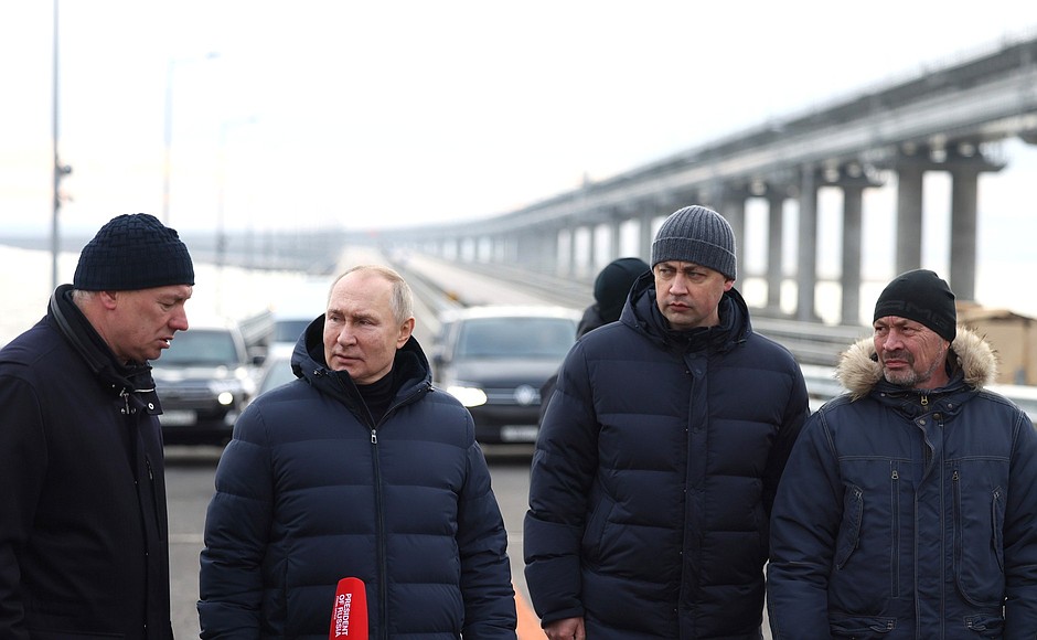 Путин проехал за рулем автомобиля по Крымскому мосту