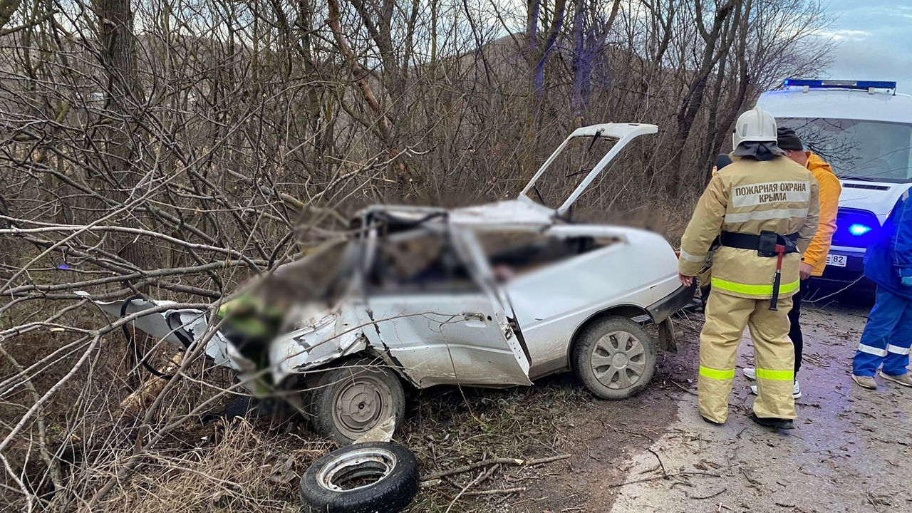 В Крыму на одном и том же участке дороги в разное время два автомобиля слетели с трассы в кювет: водители погибли