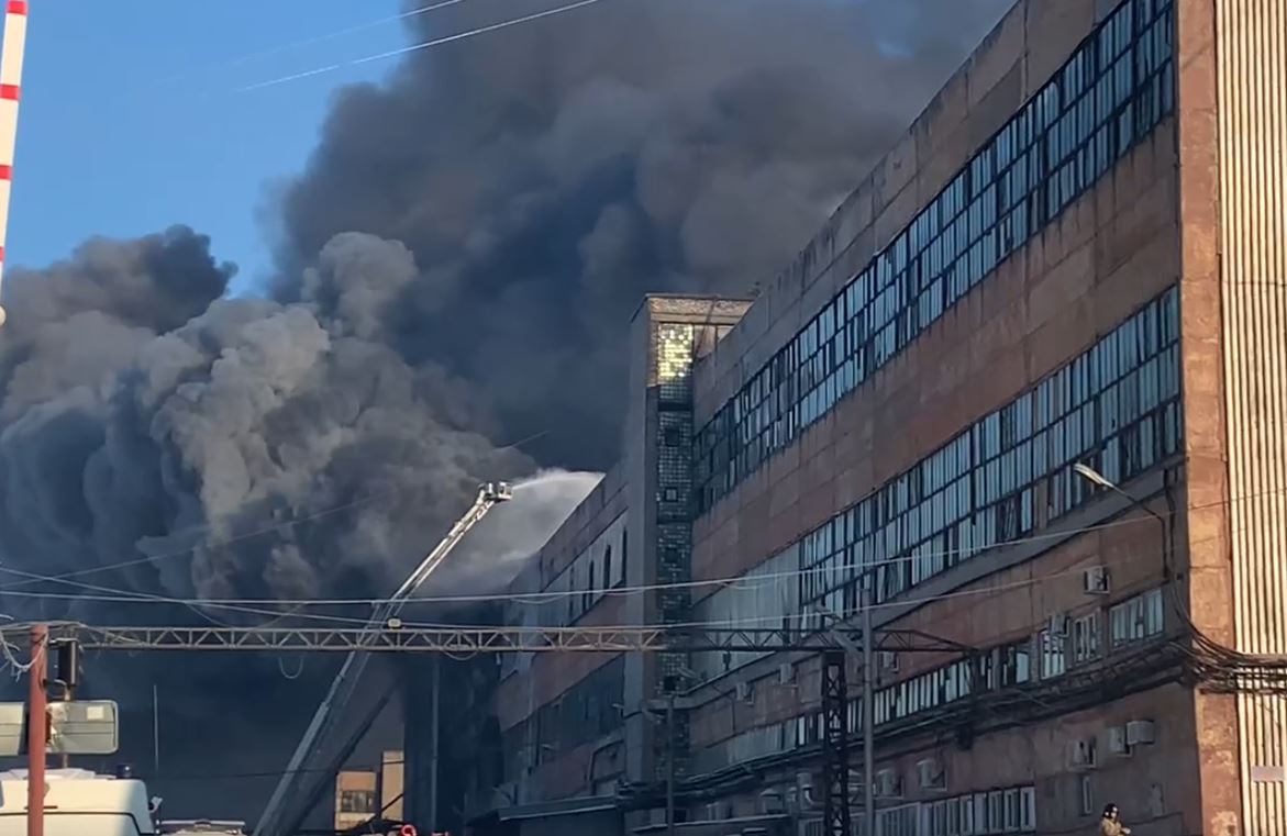 В Барнауле горит Алтайский шинный завод
