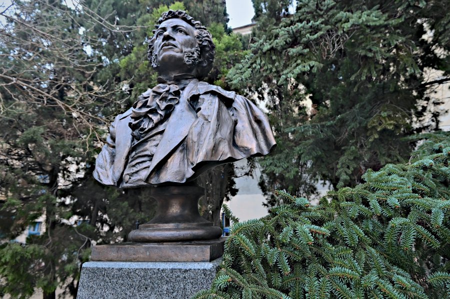 В Севастополе во дворе гимназии № 1 установили бюст А. С. Пушкина