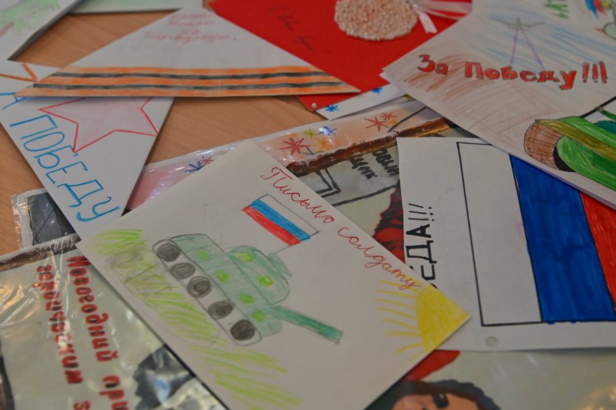 Севастопольские школьники подготовили открытки для участников спецоперации