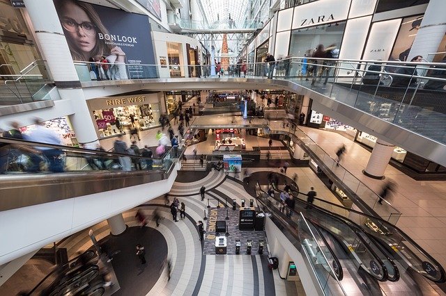 Крупнейшие торговые центры России потеряли четверть посетителей
