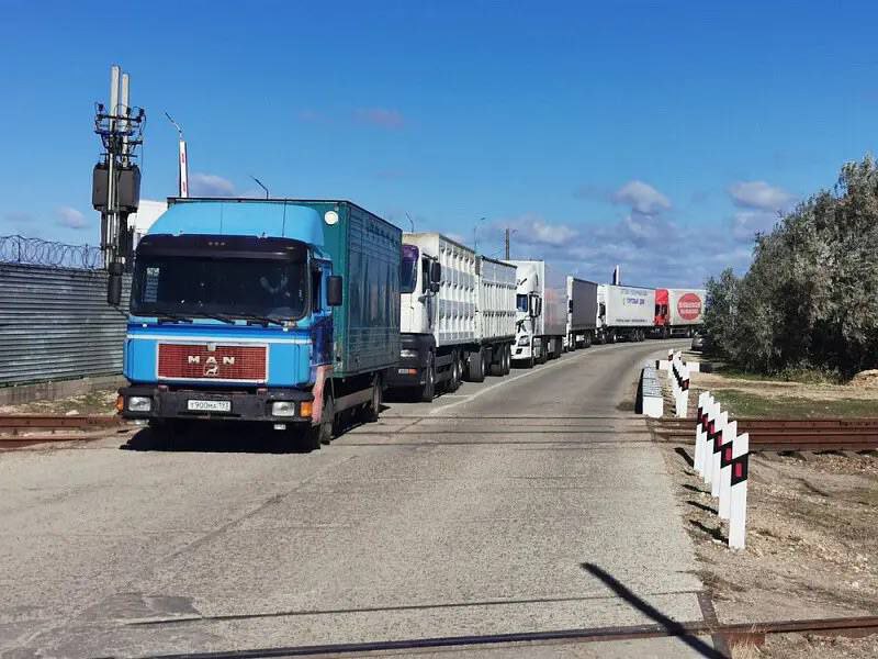 Очередь из грузовиков на Керченскую переправу сократилась до 53-х машин