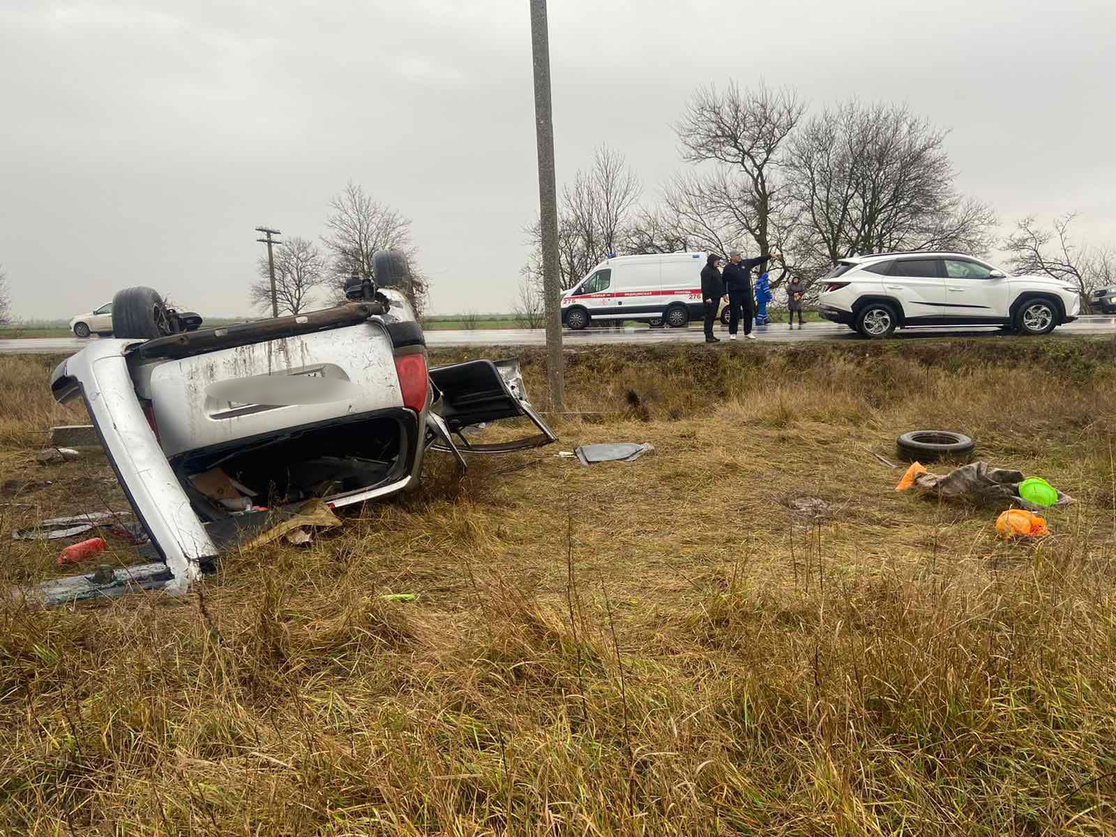 В Крыму иномарка влетела в опору ЛЭП и перевернулась, водитель погиб