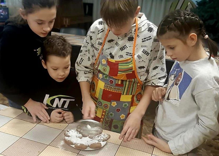 В Севастополе воспитанники детского дома испекли пряники для пожилых людей
