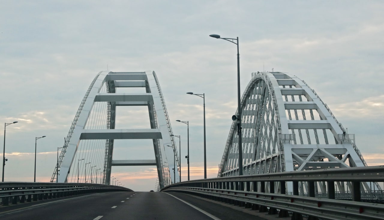 Пробка у Крымского моста растянулась на пять километров, всю ночь водителям помогали волонтеры