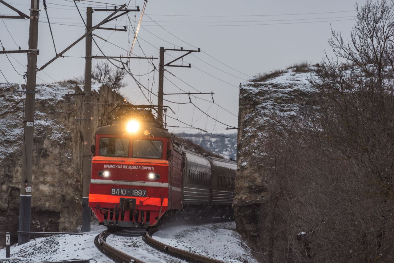 Поезд Симферополь — Пермь застрял на 12 часов в Оренбургской области из-за обледенения проводов
