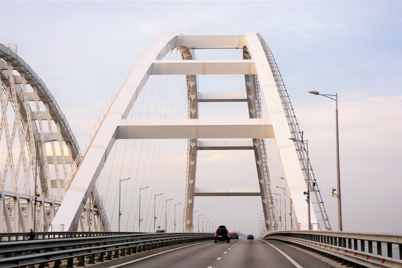 Сегодня автомобильное движение по Крымскому мосту временно закроют