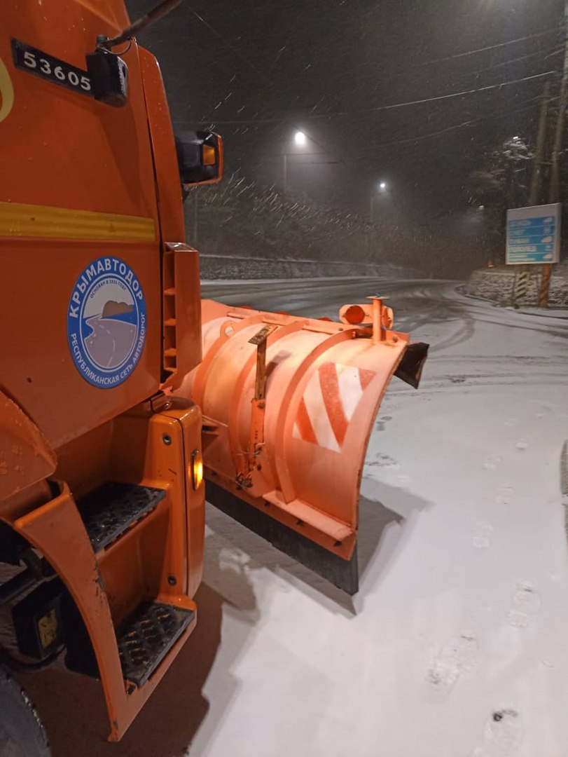 Дорожники всю ночь расчищали снег на Ангарском перевале: в Минтрансе сообщили о ситуации на дорогах в Крыму