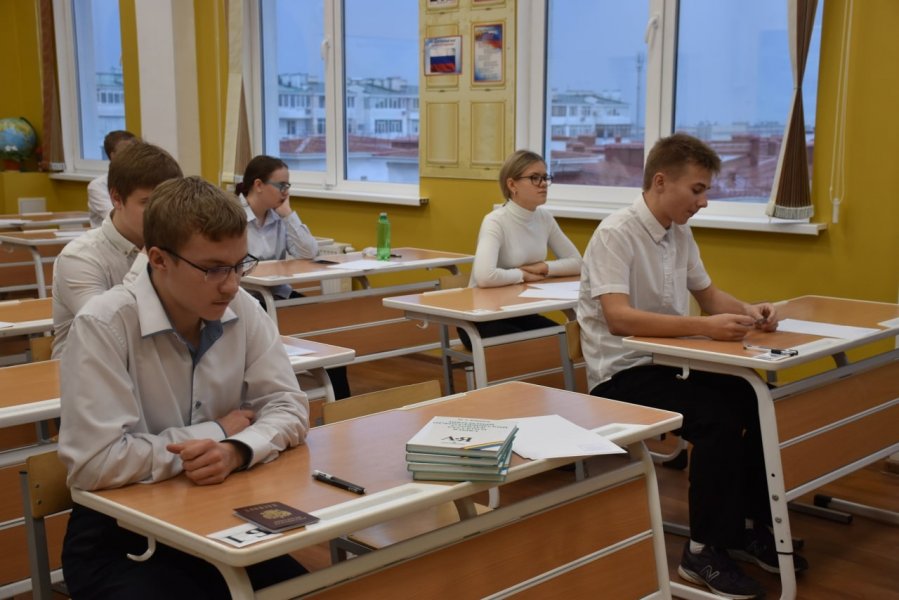 В Севастополе выпускники школ написали итоговое сочинение