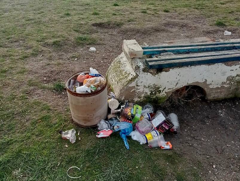 Жители Инкермана погрязли в мусоре
