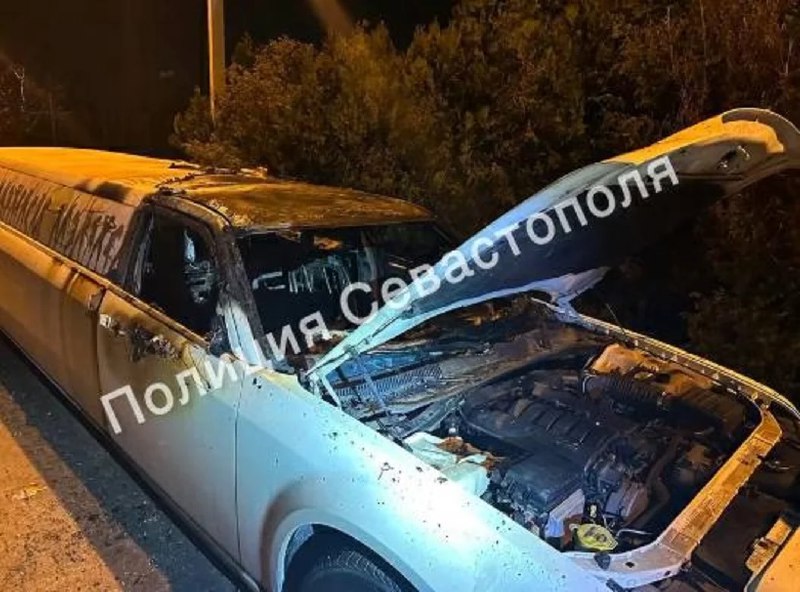 В Севастополе в парке Победы горел лимузин