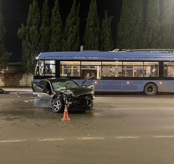 Вылетела на «встречку»: в Севастополе женщина за рулем иномарки погибла после столкновения с троллейбусом