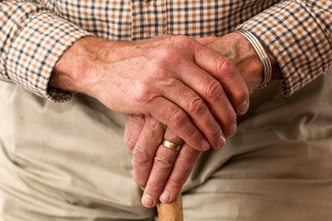 Работающих пенсионеров хотят освободить от страховых взносов