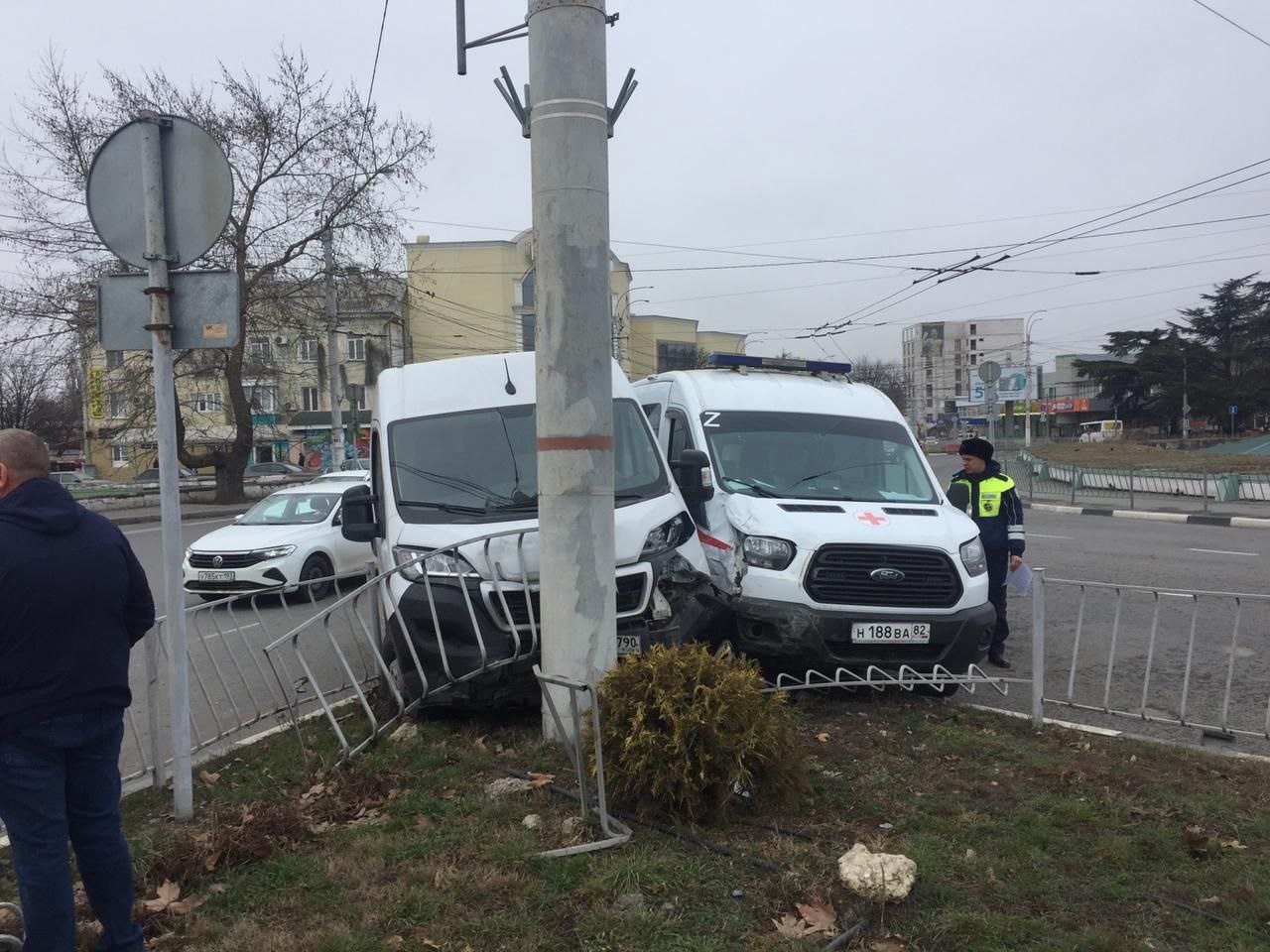 В Симферополе в ДТП попал автомобиль «скорой», пострадали пассажиры