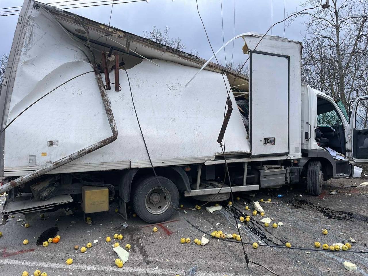 Врезался в отбойник: в Алуште водитель грузовика погиб в ДТП