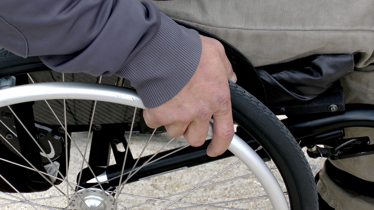 Не пустил в автобус: в Севастополе водитель привлечен к ответственности за отказ в помощи инвалиду на коляске