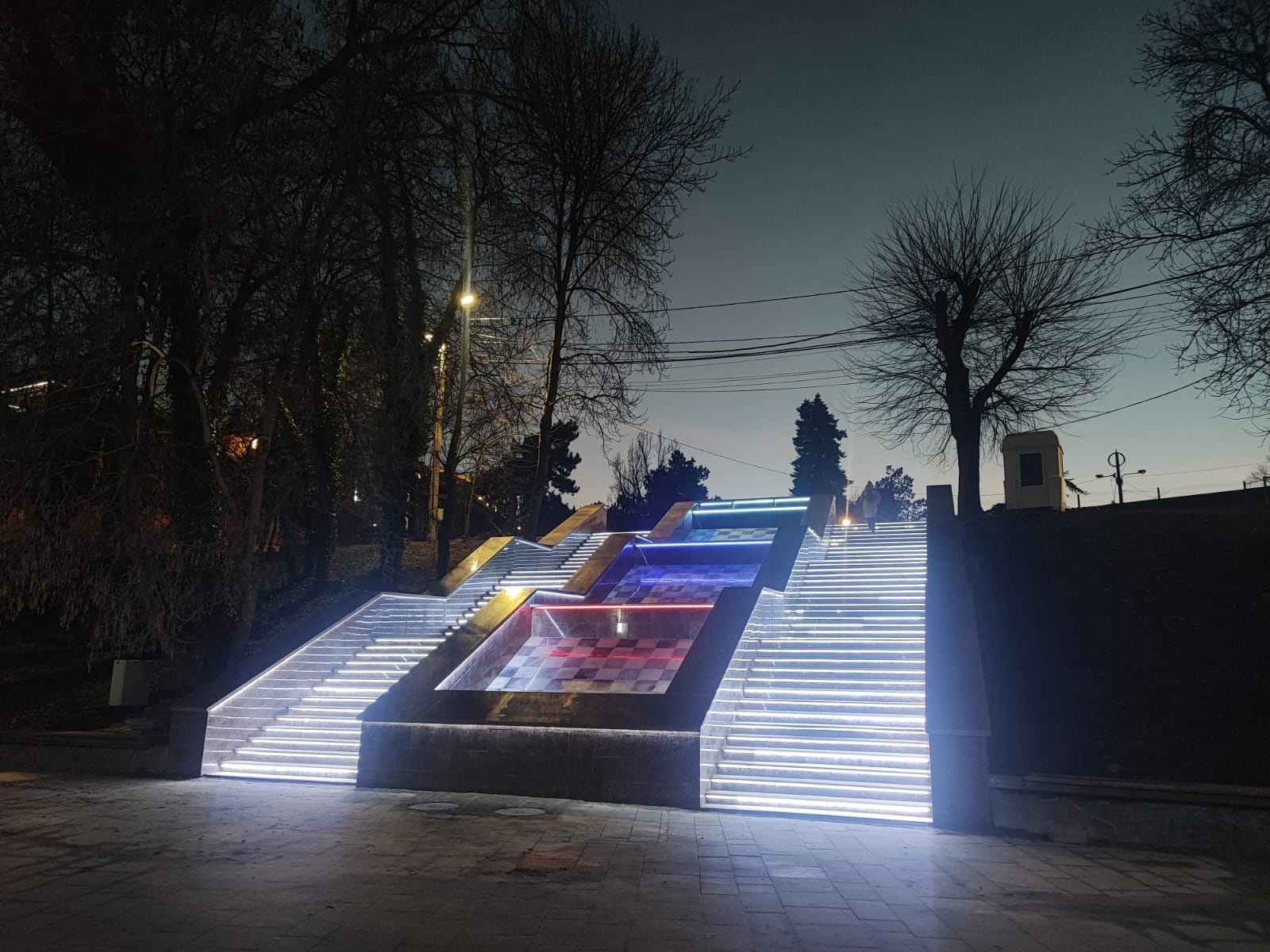Симферопольцы обнаружили неполадки с подсветкой на новом «шахматном» фонтане крымской столицы