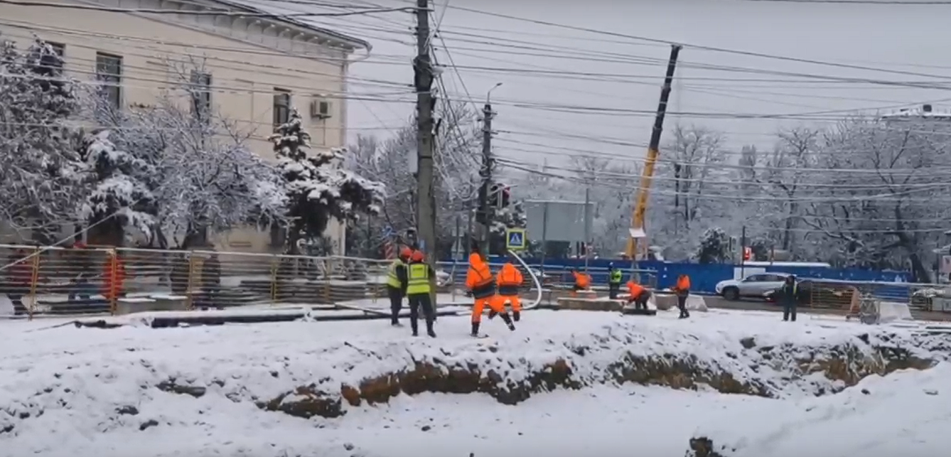 «Согреваются как могут»: в Симферополе дорожники устроили игру в снежки (видео)