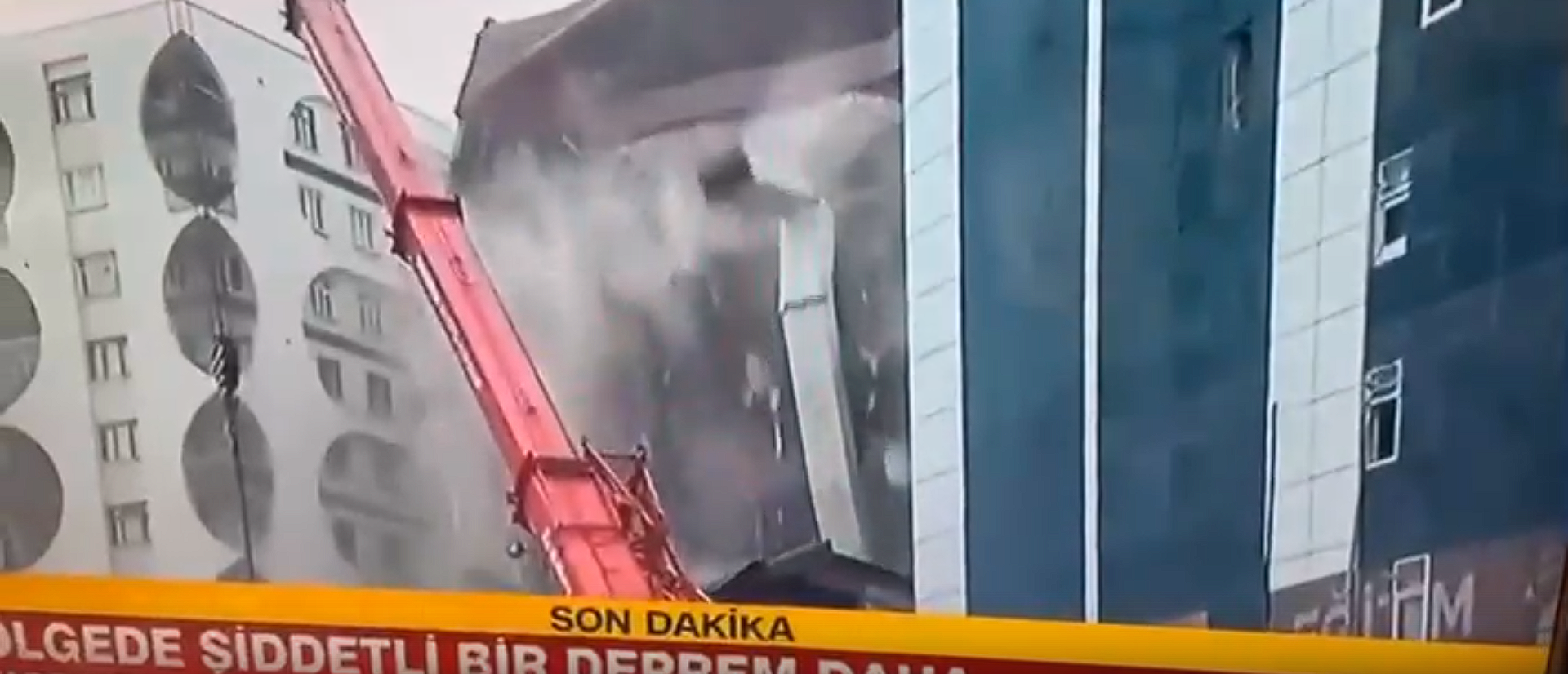 Новое землетрясение в Турции: здание обрушилось в прямом эфире (видео)