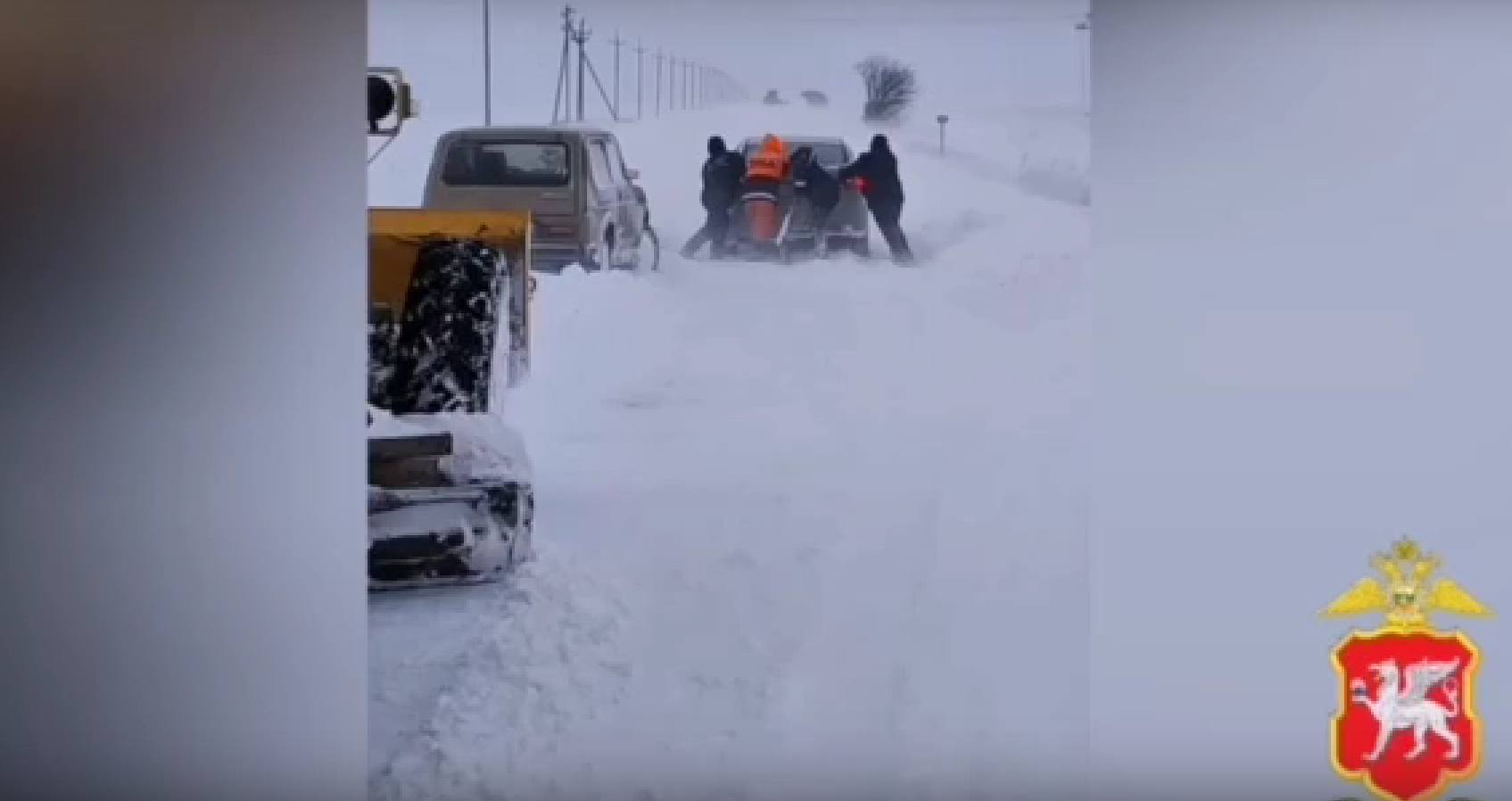 В Крыму полицейские помогли вызволить из снежного плена семь автомобилей (видео)