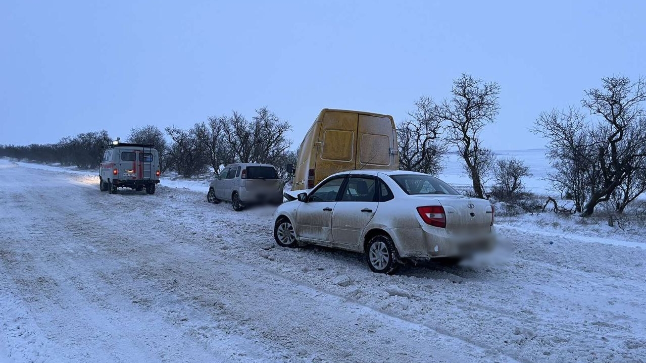 В Крыму спасатели эвакуируют автомобили из снежных заносов