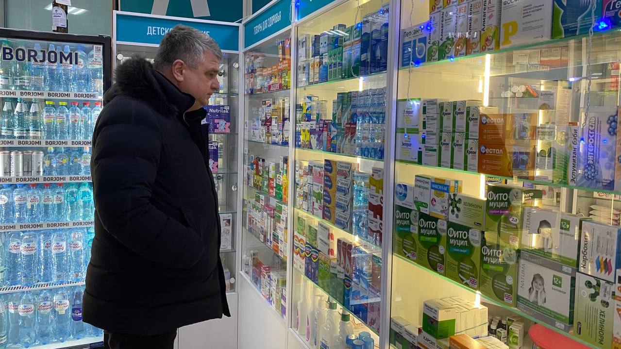 «Отмечен разбег цен»: глава Минздрава проверил наличие и стоимость лекарств в аптеках Симферополя