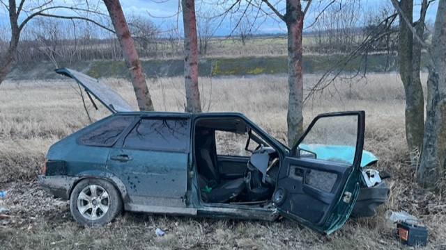 На севере Крыма автомобиль вылетел с дороги и перевернулся