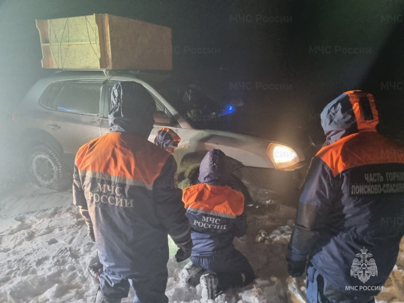 Спасатели вызволили из снежных заносов в Крыму более 20 машин