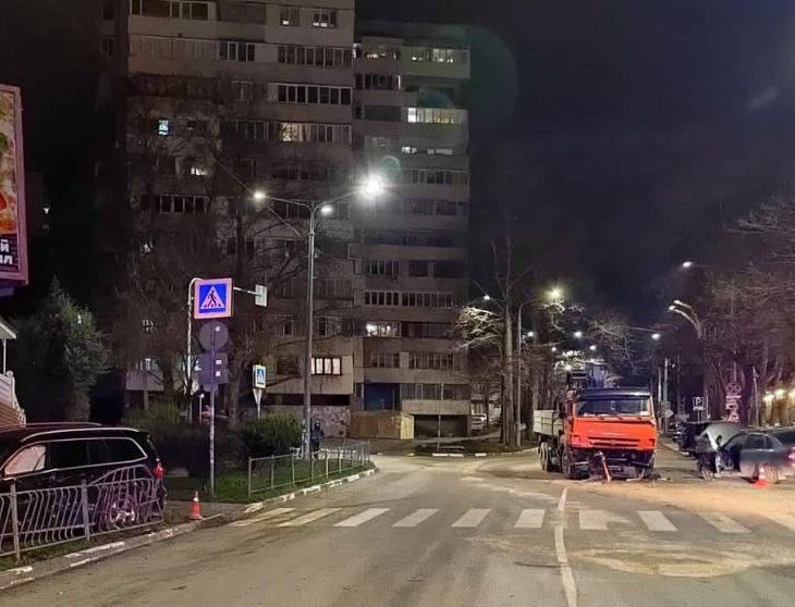 В Севастополе произошло ДТП с участием грузового автомобиля