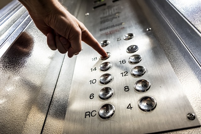 Прокуроры Севастополя занялись «взбесившимся» лифтом