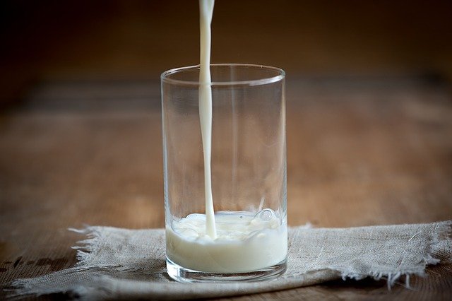 Производители начали скрывать надписью «1 кг» уменьшение молока в пакете