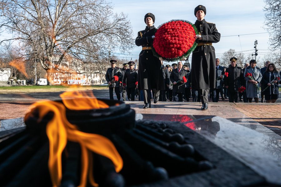 Севастопольцы почтили память героев Сталинградской битвы