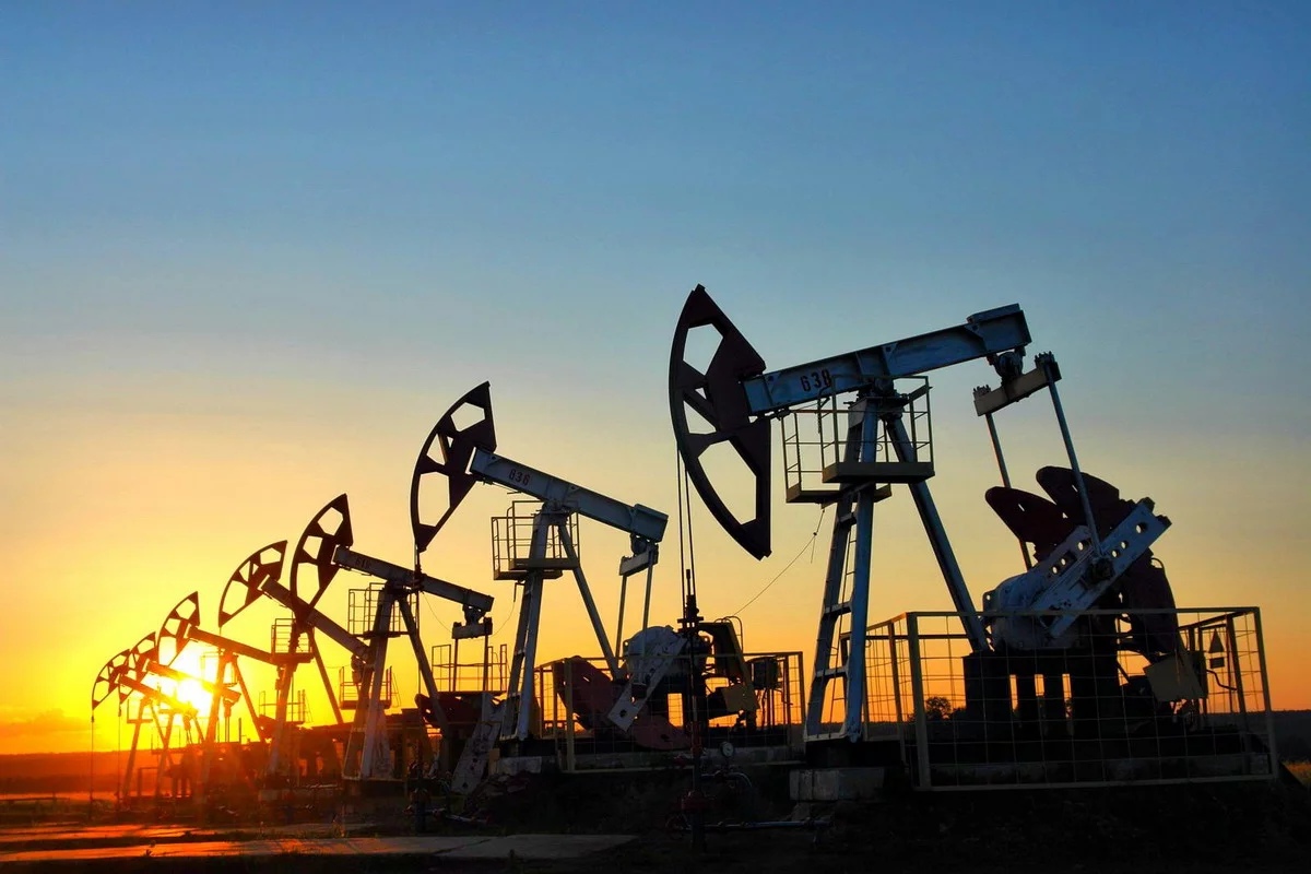 Нефть продолжает дешеветь на фоне неопределенности глобальной экономики