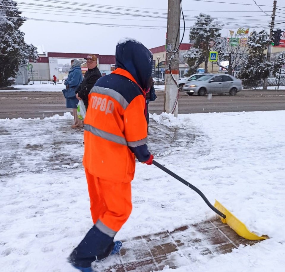 Из-за снегопада в Крыму на дорогах образовались пробки