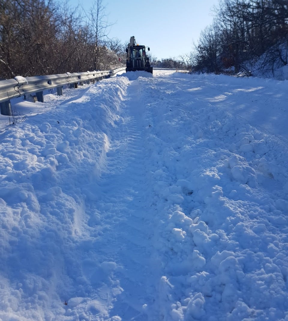 В Крыму из-за снегопада остаются закрытыми для движения несколько участков автодорог