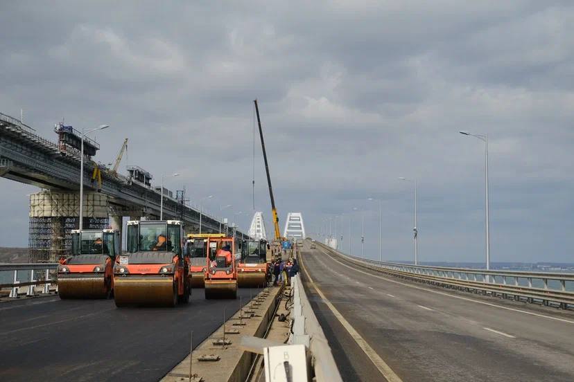На левой части Крымского моста уложили первый слой асфальтобетона