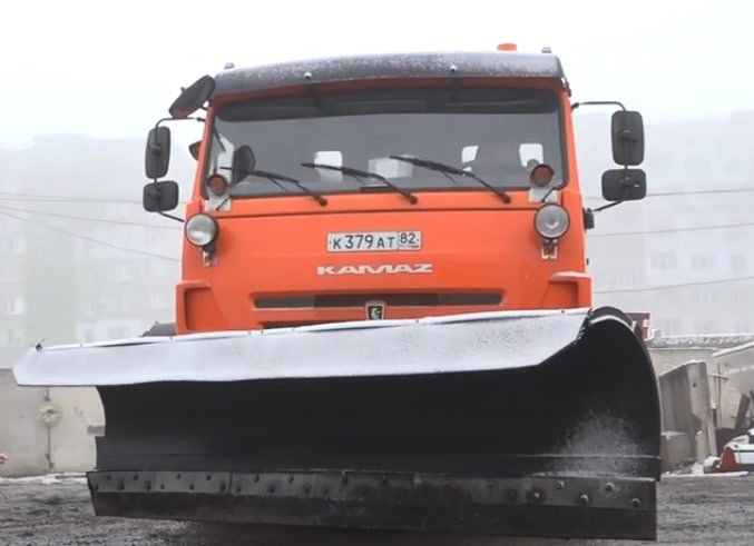Дороги Симферополя очищают от снега 11 комбинированных машин