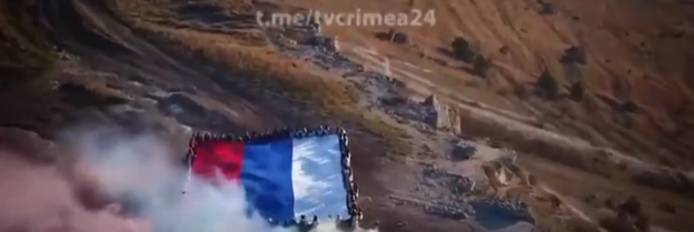 Огромный флаг России развернули в Крыму на Белой скале (видео)