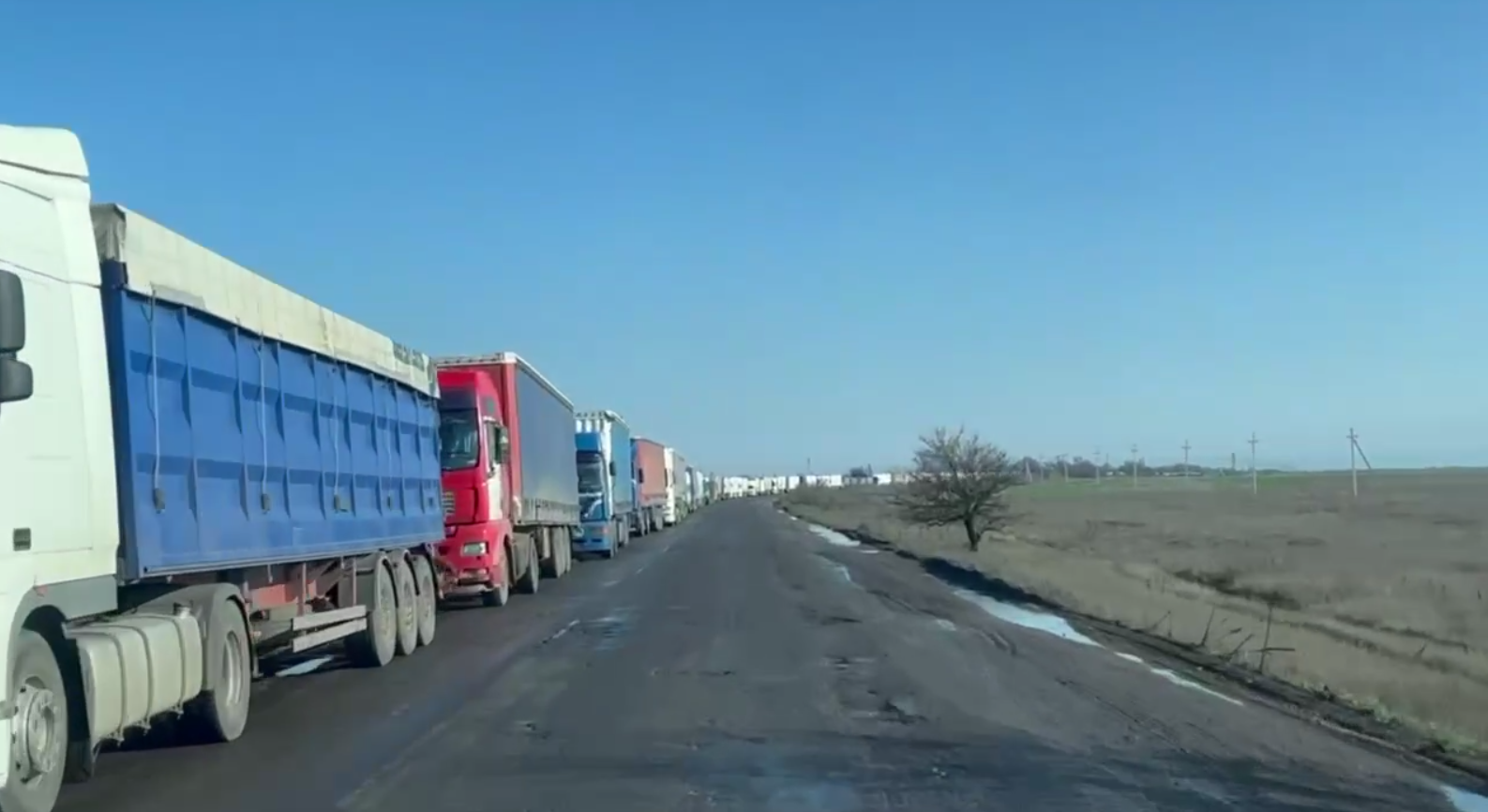 На въезде в Крым образовалась 10-километровая очередь из грузовых машин