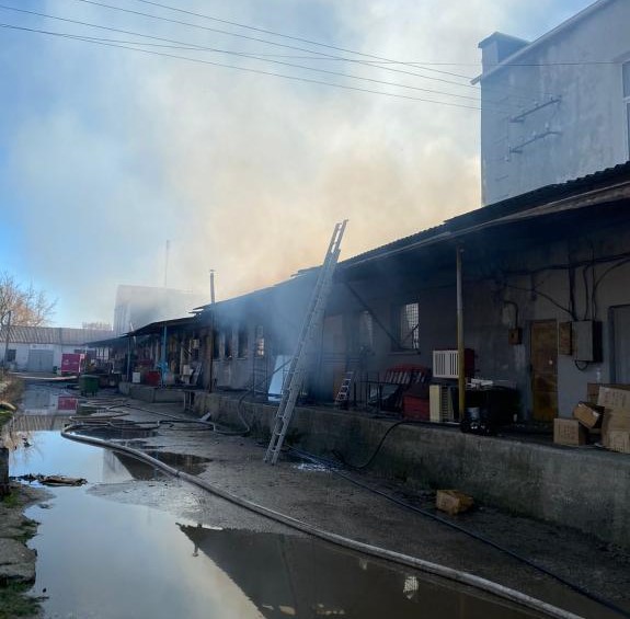 В Симферополе произошел крупный пожар, прокуратура организовала проверку