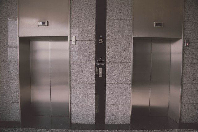 У каждого пятого лифта в России истек срок эксплуатации, производство лифтов упало на треть