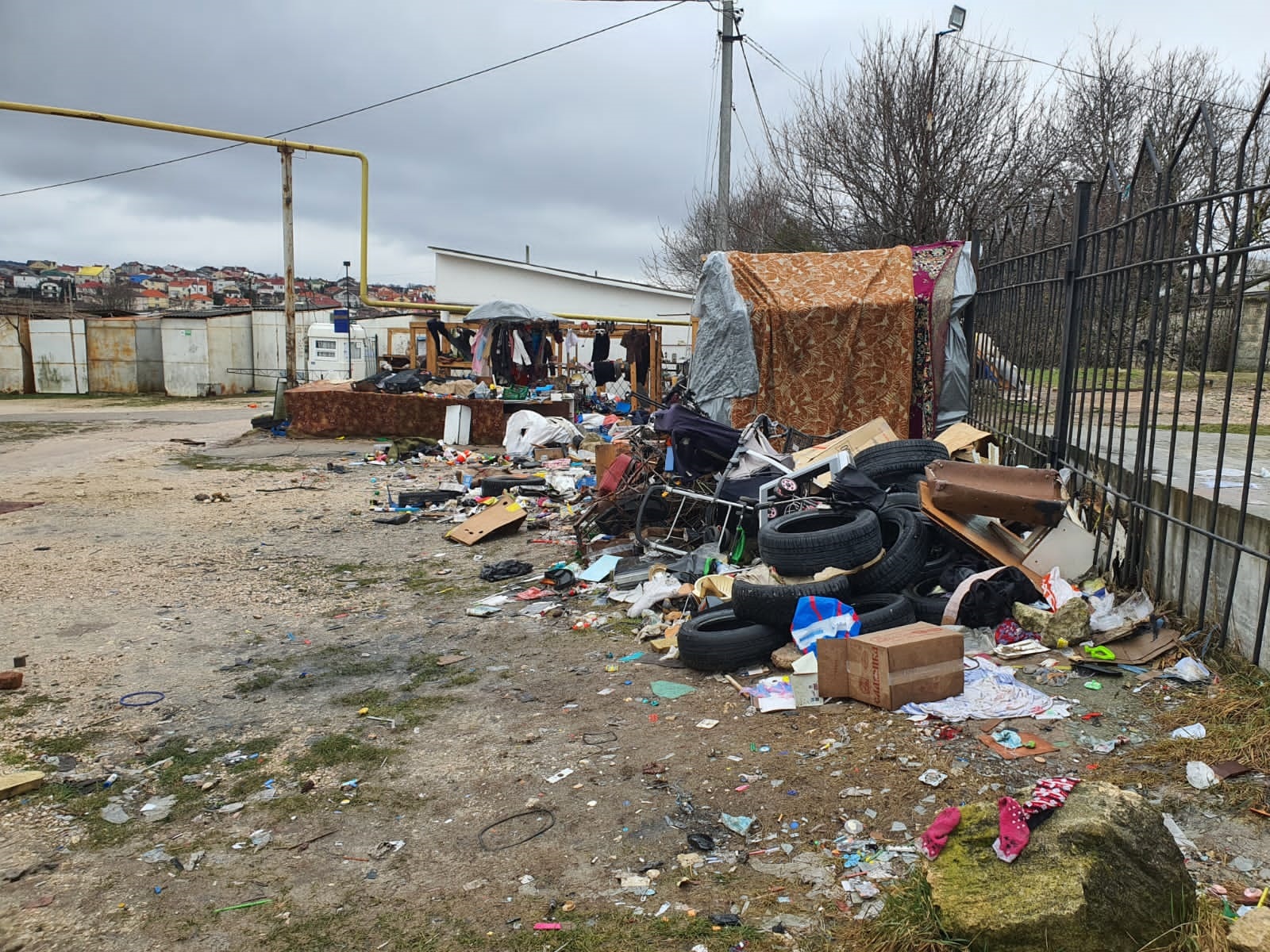 Прокуроры Севастополя понудили чиновников устранить свалку мусора вблизи рынка