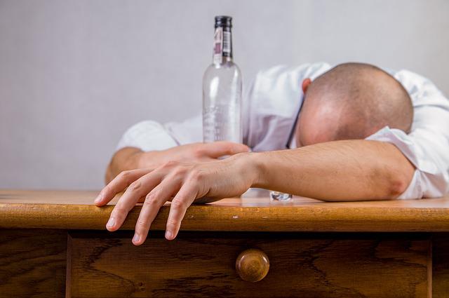 Россияне стали пить больше крепкого алкоголя — социология